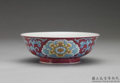 图片[2]-Bowl with floral decoration in falangcai polychrome enamels on a red ground, Qing dynasty, Kangxi reign (1662-1722)-China Archive